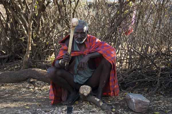 15 - Kenia - poblado Masai, anciano trabajando